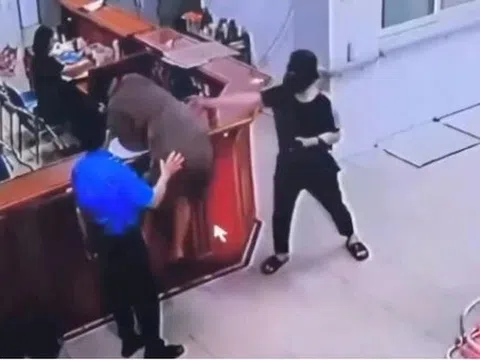 Khẩn trương điều tra, xử lý nghiêm minh người hành hung nhân viên y tế tại Nghệ An