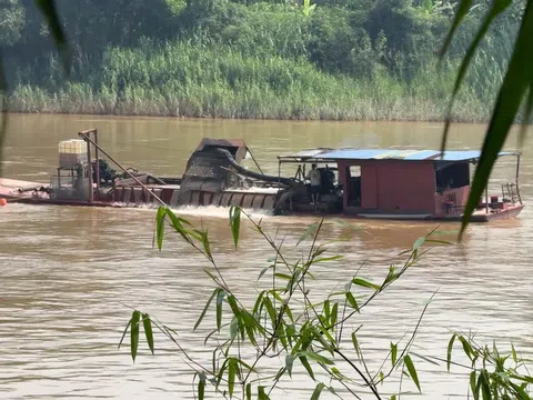 Doanh nghiệp dùng tàu "không số" rút ruột sông Hồng ở Lào Cai