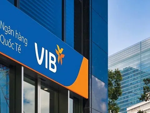 Gia đình Phó Chủ tịch VIB cùng lúc mua vào và bán ra lượng lớn cổ phiếu