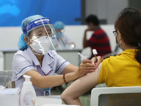 Thủ tướng yêu cầu không thu phí, trục lợi trong tiêm vaccine phòng COVID-19