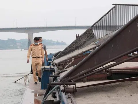 Hà Nội: Bắt quả tang một tàu đang hút cát trái phép trên sông Đà