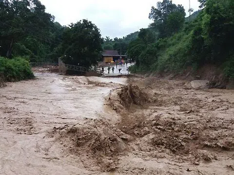 Miền Trung: Hơn 15.000 ngôi nhà bị ngập và hàng trăm ha đất nuôi trồng bị hư hỏng do mưa lũ