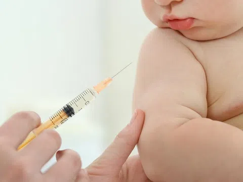 Hà Nội: Tạm đình chỉ 4 nhân viên Trạm Y tế trong vụ tiêm nhầm vaccine cho trẻ sơ sinh