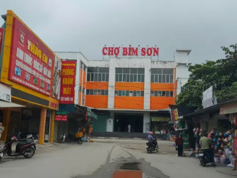 Bỉm Sơn (Thanh Hóa): 11 ki ốt xây dựng sai giấy phép xây dựng sau ba năm vẫn “án ngữ”