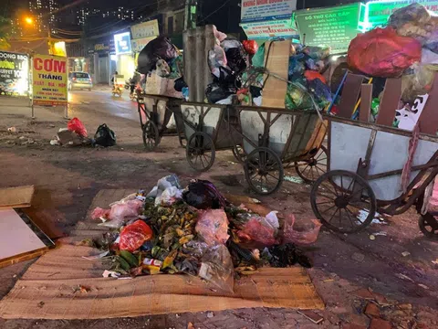 Tập kết rác “vô tội vạ" ngay trên trục đường Lĩnh Nam, Hà Nội: Chính quyền có buông lỏng trách nhiệm?
