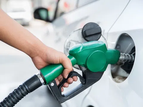 Xăng giảm gần 1.000 đồng/lít