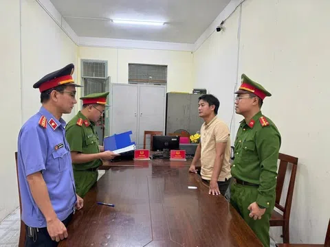 Giám đốc doanh nghiệp bị bắt giam vì cố tình tiếp tục khai thác khoáng sản trái phép, bất chấp đang bị cấm đi khỏi nơi cư trú