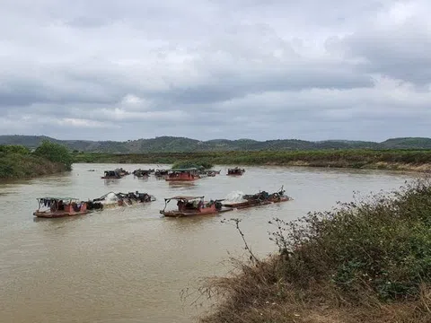 ‘’Cát tặc’’ sông Đuống hoành hành giữa mùa dịch