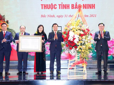 Chủ tịch Quốc hội Vương Đình Huệ dự Lễ kỷ niệm 100 năm Ngày sinh đồng chí Lê Quang Đạo và công bố Nghị quyết thành lập TP. Từ Sơn