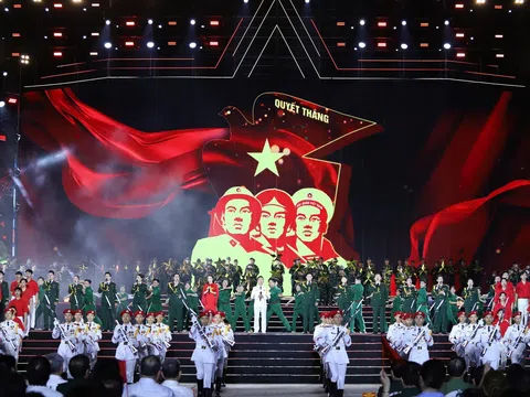Hào hùng bản trường ca nghệ thuật “Dưới cờ vinh quang” tôn vinh Quân đội Nhân dân Việt Nam