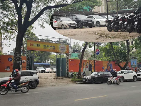 Bài 1: “Đất kim cương” 31-35 Lý Thường Kiệt 10 năm quây tôn đến bãi xe nhếch nhác giữa trung tâm Thủ đô và câu hỏi về kỷ cương đô thị?