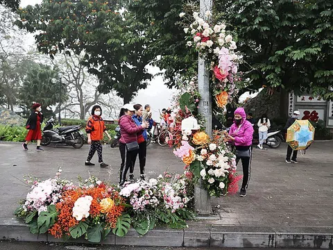 Hơn 100 Cột đèn 'nở hoa' giữa trung tâm Hà Nội