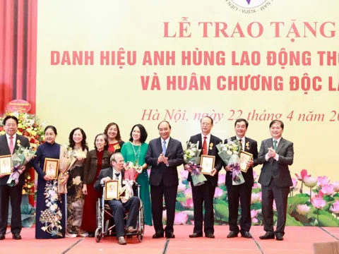 Chủ tịch nước trao tặng danh hiệu cao quý cho các nhà khoa học
