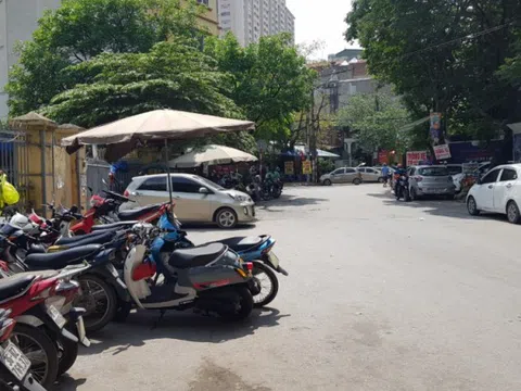 Quanh bến xe Giáp Bát: Dịch vụ trông xe không phép vô tư hoạt động