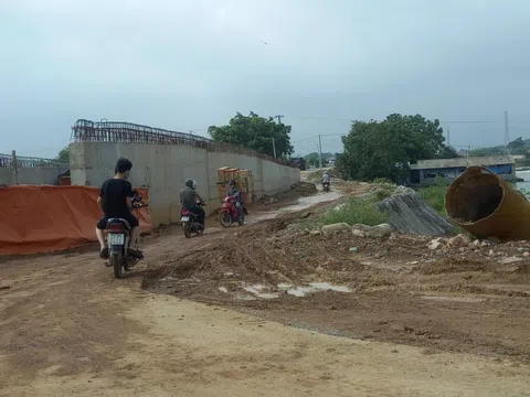 Hà Nội: Người dân khổ sở vì dự án xây dựng cầu Bến Cốc bị chậm tiến độ