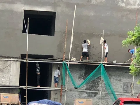 Công nhân vô tư quên bảo hộ tại công trình của Viện Sốt Rét - Ký Sinh Trùng - Côn trùng Trung Ương