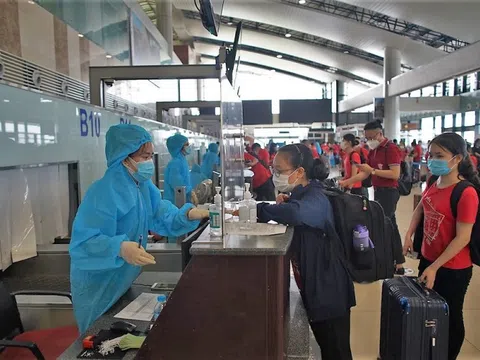Vietnam Airlines vận chuyển đoàn y bác sĩ lớn nhất vào miền Nam