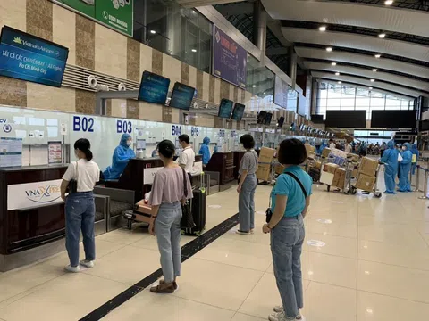 Gần 200 y bác sĩ của 11 đoàn y tế tiếp tục vào Nam chống dịch trên chuyến bay đặc biệt
