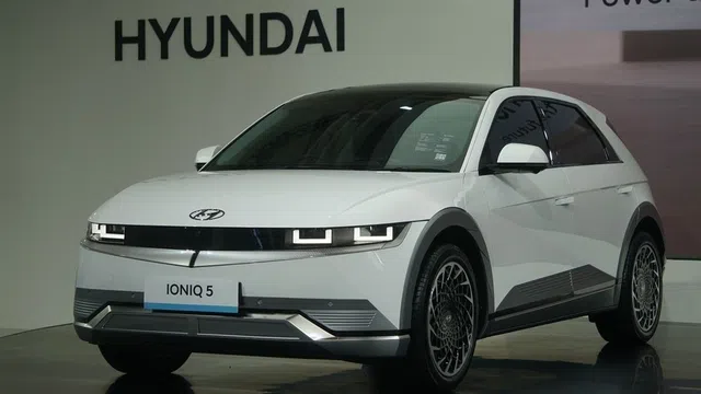 Xôn xao với đoạn video quay cảnh sơn của ô tô điện Hyundai Ioniq 5 bị bong tróc vì băng dính